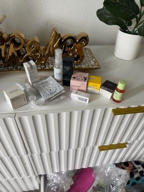 Women’s Skincare Sample Set – White & Pink Accents